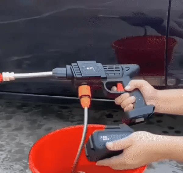 Pistola de chorro de alta presión inalámbrica limpiando un vehículo